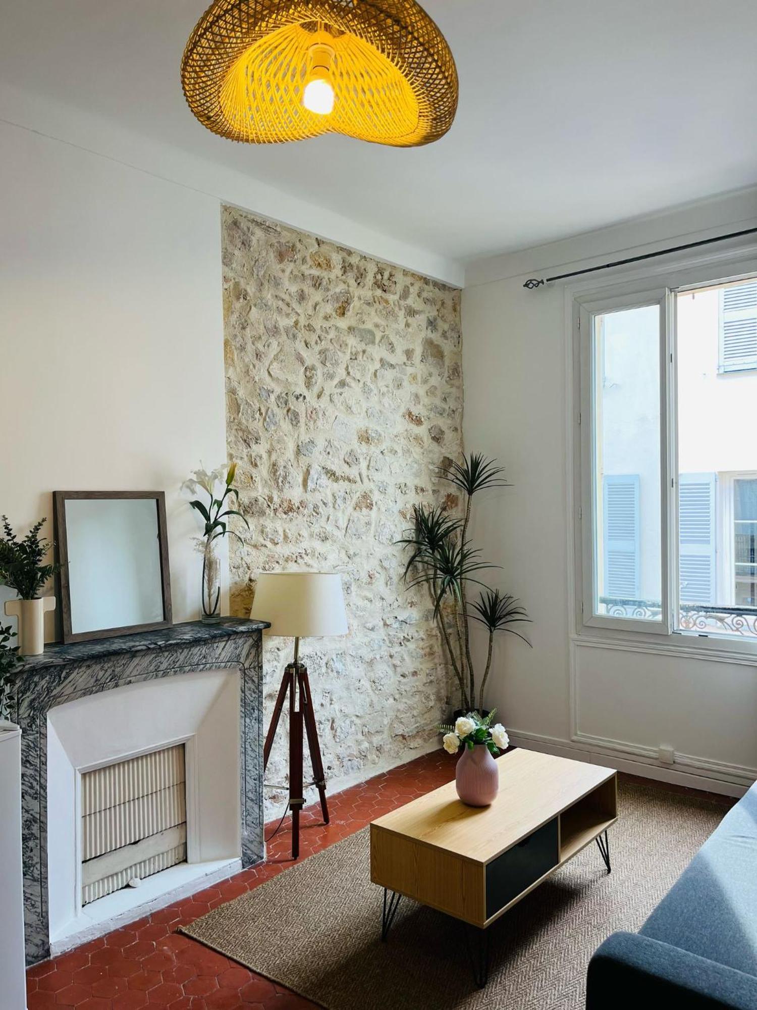 Studio En Plein Coeur Du Vieil Antibes, Vue Sur Place Romantique Εξωτερικό φωτογραφία